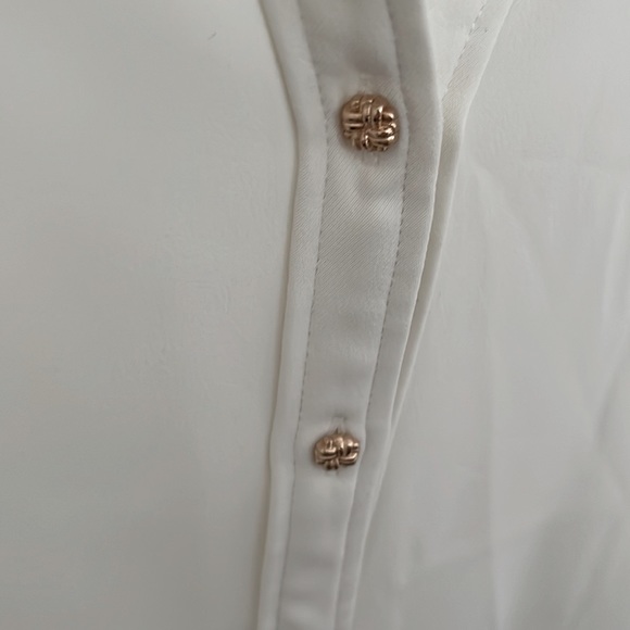 Brand new blouse with V neck - Picture 7 of 8